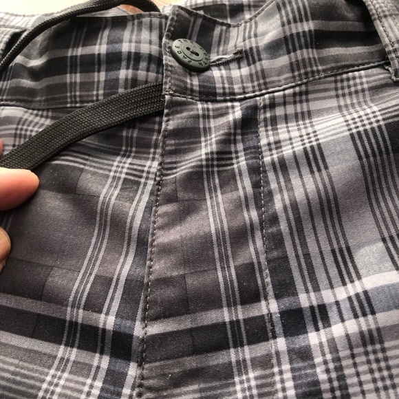 The North Face Gray Plaid Men's Shorts- size 32 - preloved - Picture 2 of 9